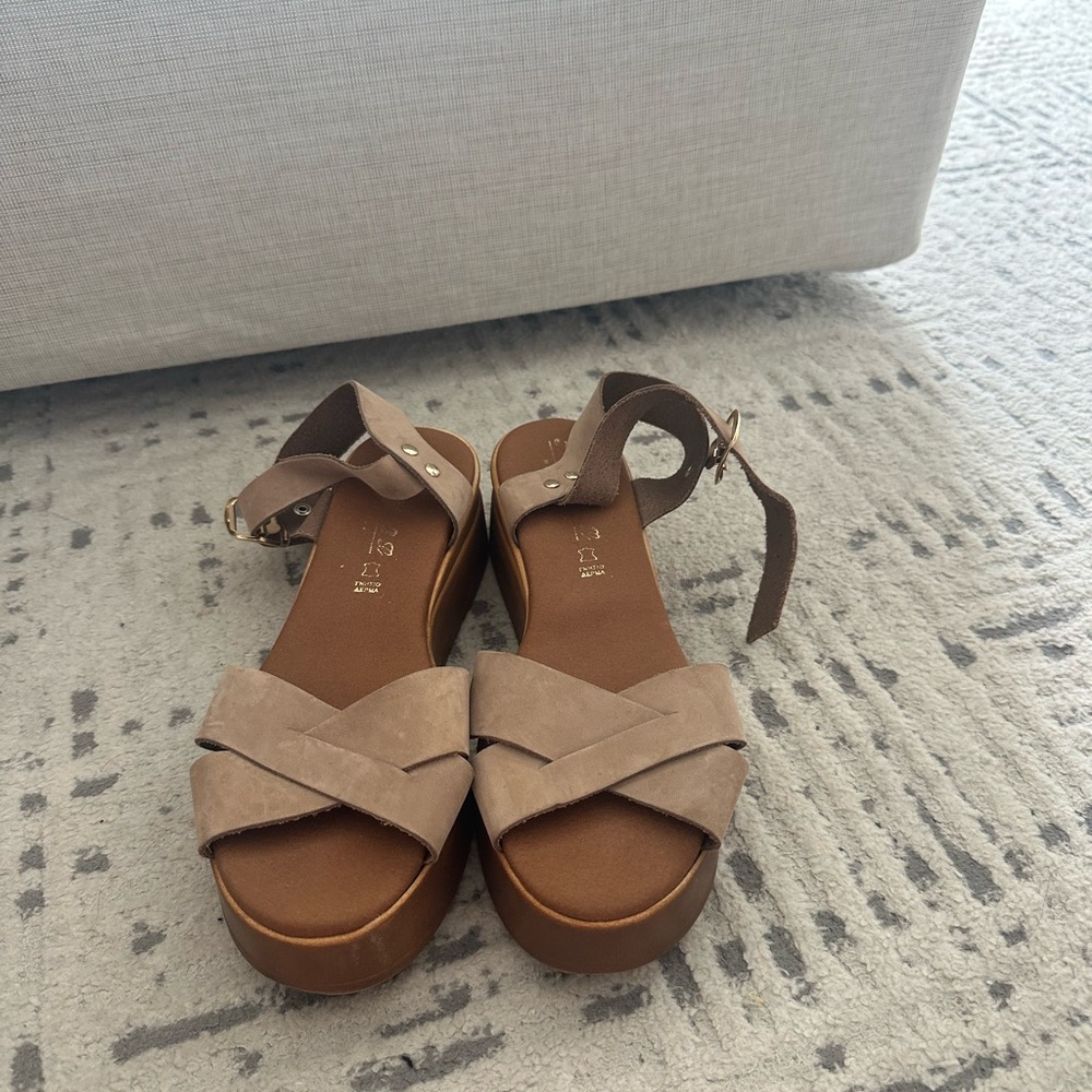 Women's Tan Platform Sandals - Picture 3 of 4